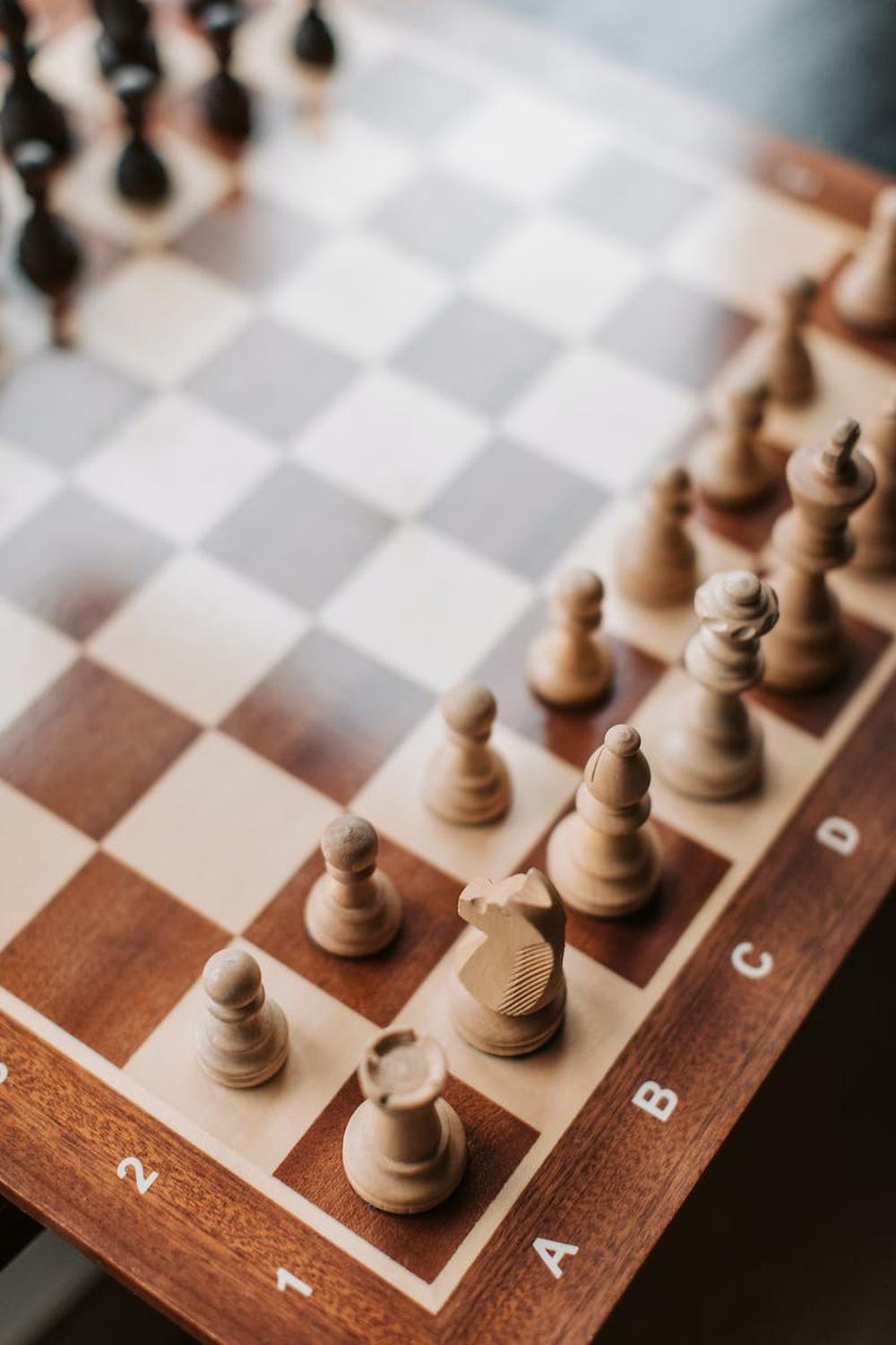chess_pieces_on_wooden_chess_board