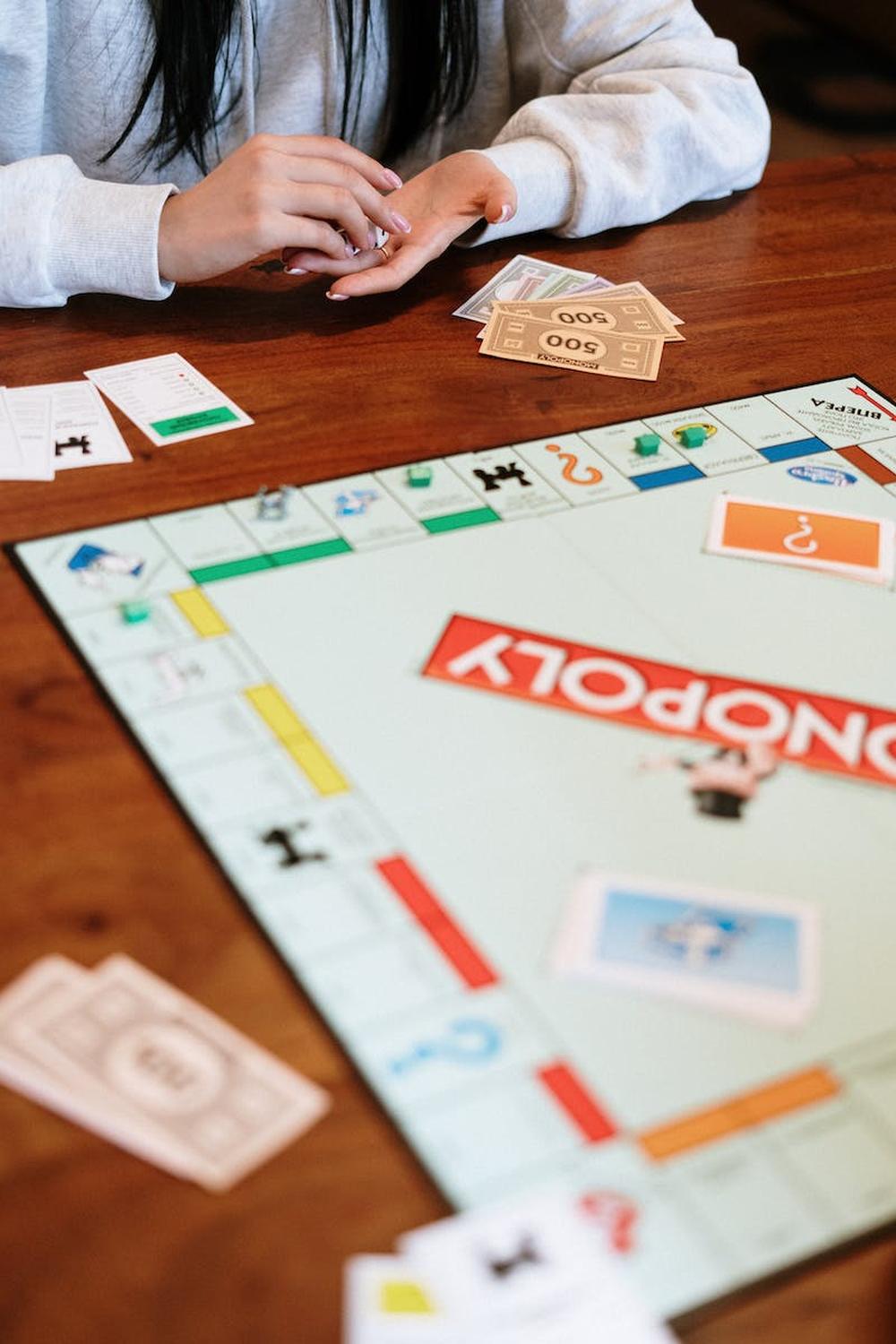 shallow_focus_of_monopoly_board_game_on_brown_wood