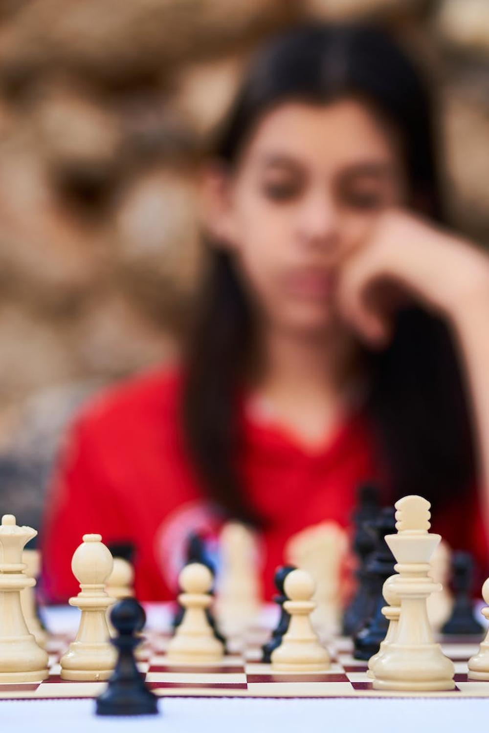 woman_playing_chess